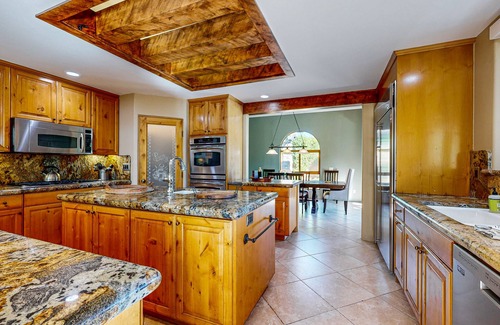 Desert Club Estates House | Luxe Escape in Old Town | Pool, Spa, Outdoor Kitchen & Pool House 4BR #067222