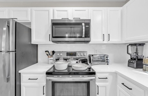 Pittsburgh Villa | Luxe Family Oasis 7 beds 2 and a half Spa like Baths Sleeps 14