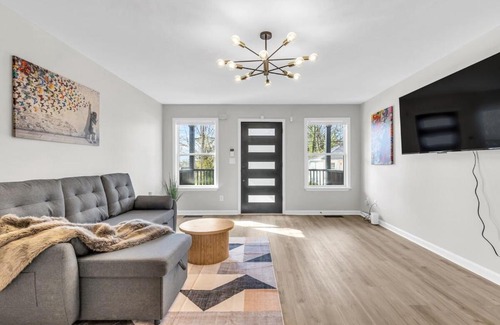 Pittsburgh Villa | Luxe Family Oasis 7 beds 2 and a half Spa like Baths Sleeps 14
