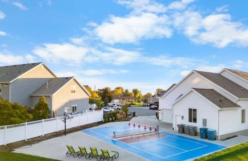 Lindon House | Luxe Family Retreat with Private Pickleball a Large Swim Spa indoor Movie Theatre 2 Outdoor Firepits a Home Gym and more