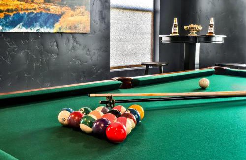 Meridian House | Luxe Group Stay Hot Tub Game Lounge Fire Pit