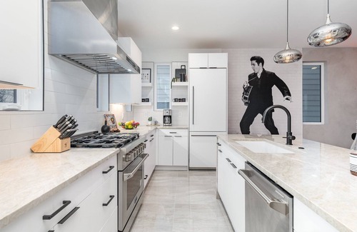 Katie Hill Neighborhood Cottage | Luxe-high Note-2 Rooftop Decks-3 Mins to Broadway