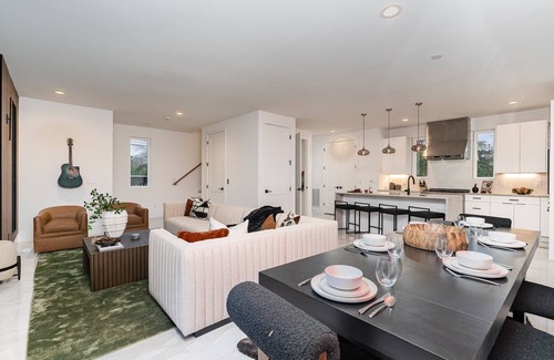 Katie Hill Neighborhood Cottage | Luxe-high Note-2 Rooftop Decks-3 Mins to Broadway