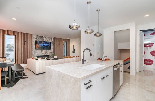 Katie Hill Neighborhood Cottage | Luxe-high Note-2 Rooftop Decks-3 Mins to Broadway