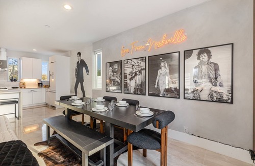Katie Hill Neighborhood Cottage | Luxe-high Note-2 Rooftop Decks-3 Mins to Broadway