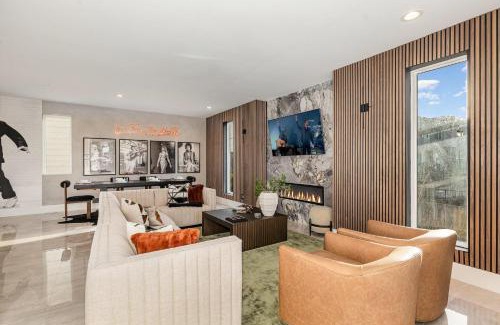 Katie Hill Neighborhood House | LUXE-High Note-Rooftop Hot Tub-3 Mins to Broadway