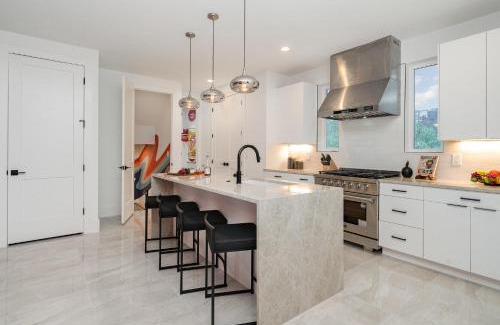 Katie Hill Neighborhood House | LUXE-High Note-Rooftop Hot Tub-3 Mins to Broadway