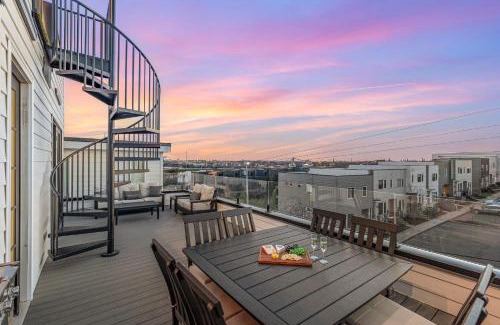 Katie Hill Neighborhood House | LUXE-High Note-Rooftop Hot Tub-3 Mins to Broadway