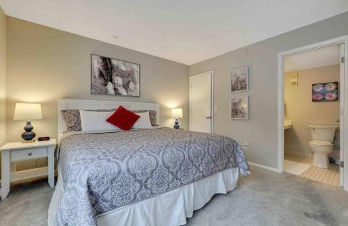 Acme House | Luxe Hilltop Getaway Golf Front and Private Deck