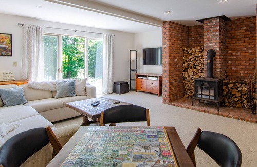 Quechee House | Luxe home on Quechee Club golf course - chef’s kitchen, central AC & pool table