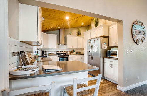 Manzanita House | Luxe Home w/Private Hot Tub, Washer/Dryer & Free WiFi - Short Walk to Beach