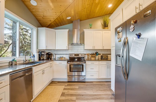 Manzanita House | Luxe Home w/Private Hot Tub, Washer/Dryer & Free WiFi - Short Walk to Beach