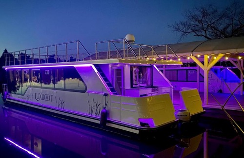 Ophoven Boat Rental | Luxe huisboot met 6 slaapplaatsen en airco in Limburg