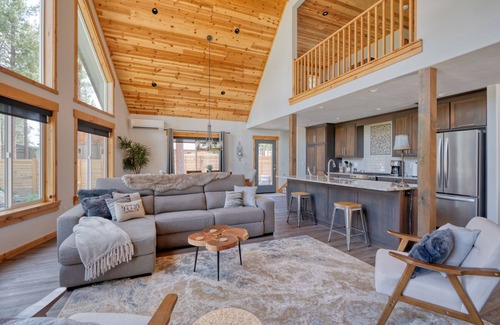 La Pine House | Luxe in La Pine, Sleeps 7, Hot Tub, 2 King Beds, 1 Queen Bed, 1 Twin Bed