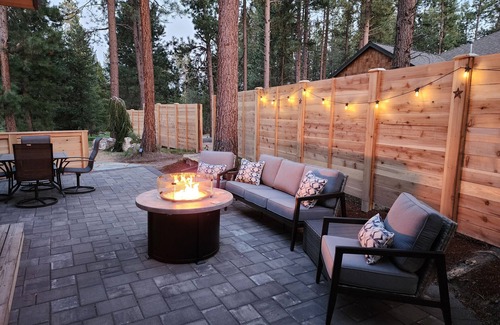 La Pine House | Luxe in La Pine, Sleeps 7, Hot Tub, 2 King Beds, 1 Queen Bed, 1 Twin Bed