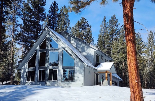 La Pine House | Luxe in La Pine, Sleeps 7, Hot Tub, 2 King Beds, 1 Queen Bed, 1 Twin Bed