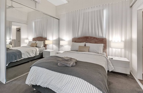 Teneriffe House | Luxe Inner-City Home w/SkylineViews ~ Teneriffe
