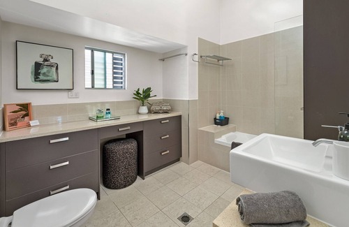 Teneriffe House | Luxe Inner-City Home w/SkylineViews ~ Teneriffe