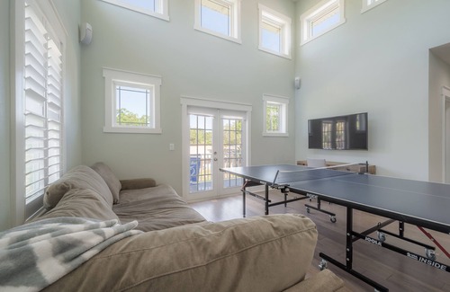 Port Tampa City House | LUXE Key West home w/RESORT style HEATED POOL