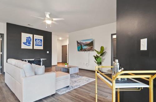 North Raleigh Apartment | Luxe King 3 Bedroom Suite North Raleigh