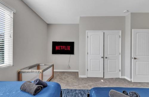 Southwest Raleigh House | Luxe King 3BR Townhouse Mins to Downtown