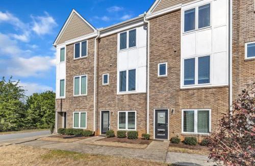 Southwest Raleigh House | Luxe King 3BR Townhouse Mins to Downtown