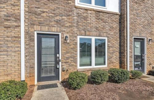 Southwest Raleigh House | Luxe King 3BR Townhouse Mins to Downtown