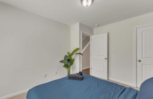 Southwest Raleigh House | Luxe King 3BR Townhouse Mins Downtown