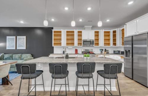 Durham House | Luxe King 4 BR Townhouse Mins to Dwtn Durham