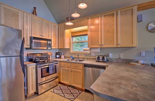 Eatonton House | Luxe Lake Sinclair Living: Private Dock and Beach!