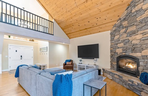 Ardenvoir House | Luxe lake-view home with a private, indoor pool, patio, washer/dryer, & AC