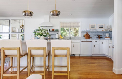 Harwich House | Luxe Lakefront Retreat ★ Sauna ★ Media Rm ★ Kayaks ★ Bikes ★ Steps to Bike-Path★