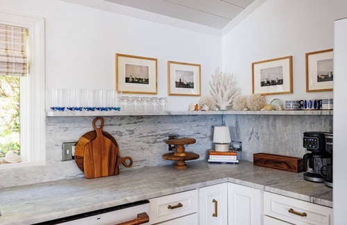 Harwich House | Luxe Lakefront Retreat ★ Sauna ★ Media Rm ★ Kayaks ★ Bikes ★ Steps to Bike-Path★