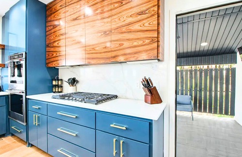 Rockwell House | Luxe Lakefront | Sleeps 17 | Fireplace | Hot Tub