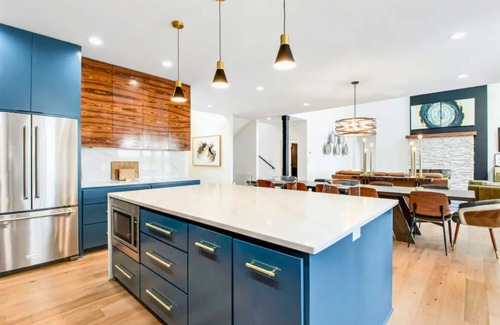 Rockwell House | Luxe Lakefront | Sleeps 17 | Fireplace | Hot Tub