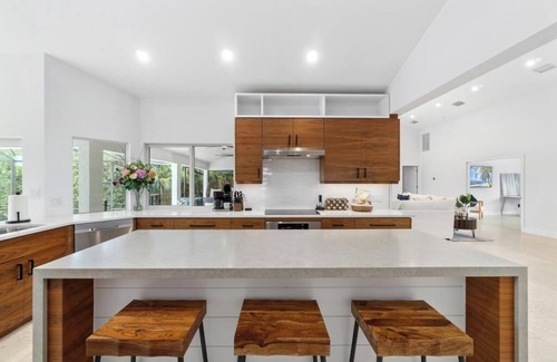 Palm River Estates House | LUXE Lakeside Living w/Pool & Spa, 3 Kings, Grill