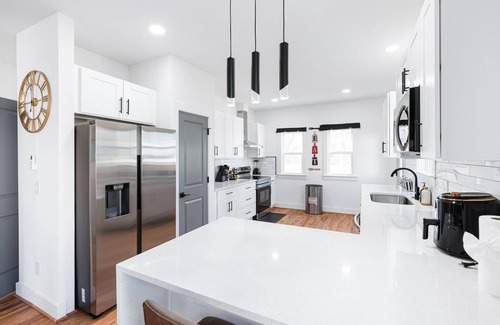 Mechanicsville House | Luxe Living: 4bedroom 3bathroom of Modern Elegance