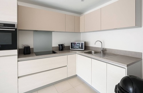 Canning Town South Apartment | Luxe London Apartment with Amazing Views