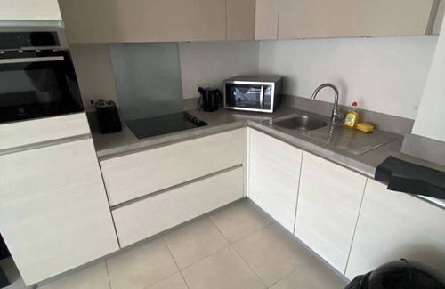 Canning Town South Apartment | Luxe London Apartment with Amazing Views