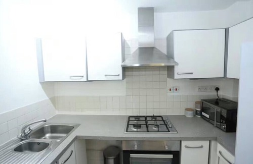 Canning Town South Apartment | Luxe London Apartment with Amazing Views