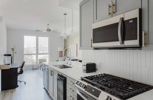 Downtown Long Beach Apartment | Luxe Long Beach 1BR w/Pool, Lounge & Gym, nr Shops, by Blueground
