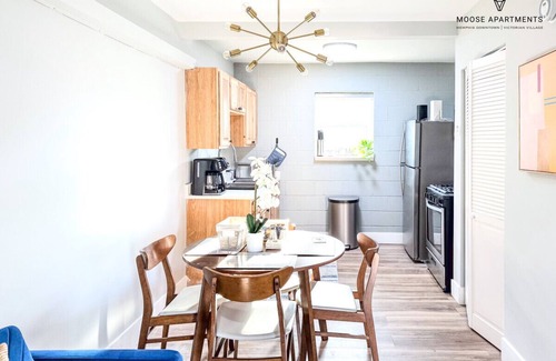 Downtown Memphis Apartment | Luxe Modern loft w/King Bed, Free Parking & Wi-Fi