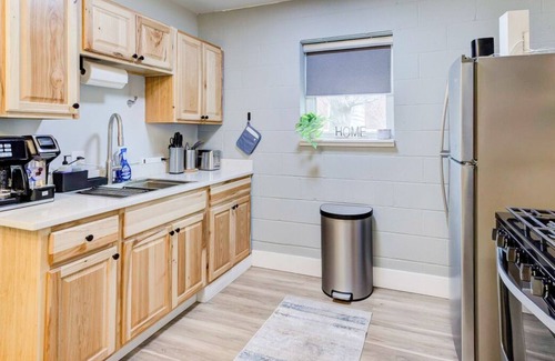 Downtown Memphis Apartment | Luxe Modern loft w/King Bed, Free Parking & Wi-Fi