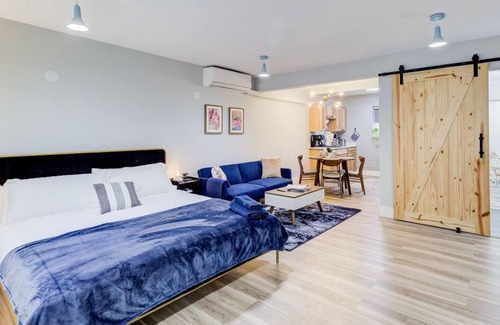 Downtown Memphis Apartment | Luxe Modern loft w/King Bed, Free Parking & Wi-Fi