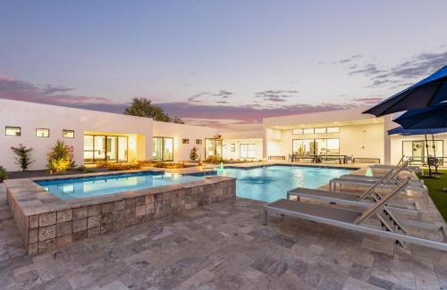 Sweetwater Street East House | LUXE - Modern Mansion - Private Resort