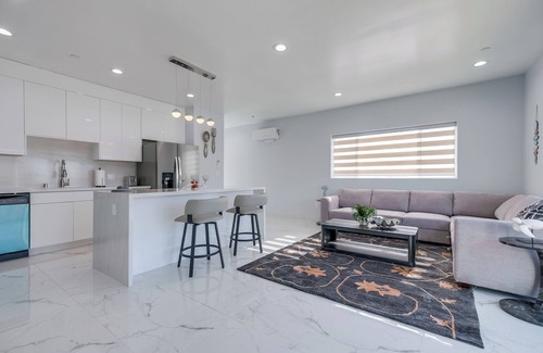 Southwood Condo | Luxe-Modern New beach Retreat