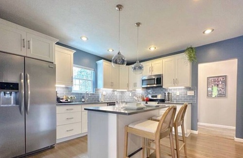 South Hills House | Luxe Mt. Lebanon Home | Central | Free Parking