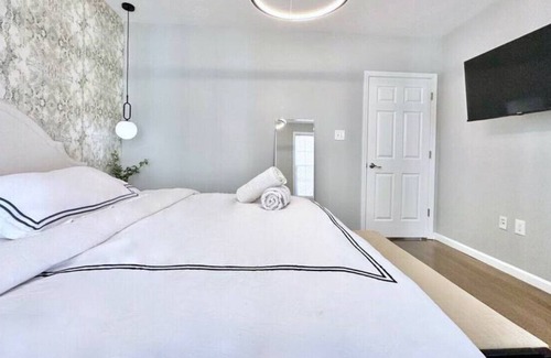 South Hills House | Luxe Mt. Lebanon Home | Central | Free Parking