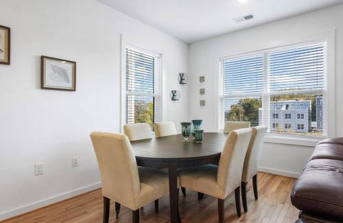 North Chesterfield Apartment | Luxe Penthouse in Old Town Manchester with Views!