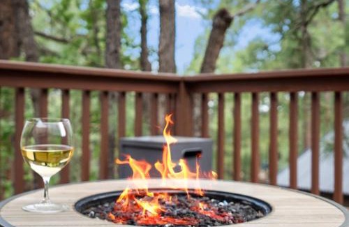 Munds Park House | Luxe Pinewood Escape Spacious Family Cabin for 10 with Firepit